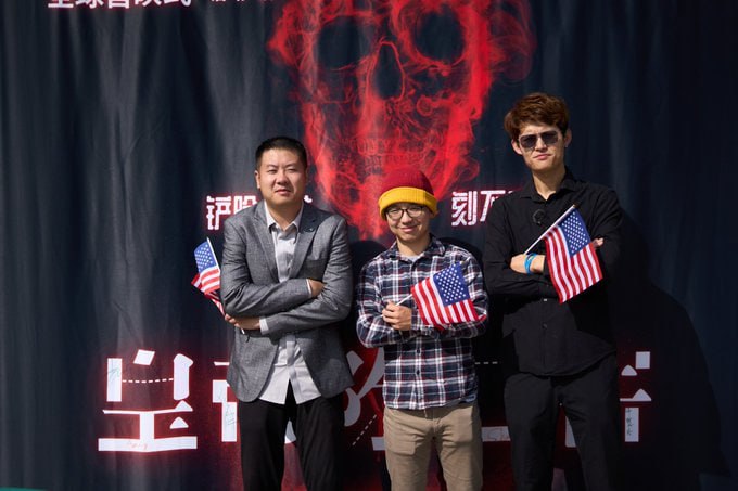 由南加州大学毕业生王涵担任导演，中国民主党洛杉矶执行长王中伟担任主演并负责财务、道具的中文电影《皇帝除三害》，于9月28日上午在南加州大洛杉矶台湾会馆举行了首映仪式