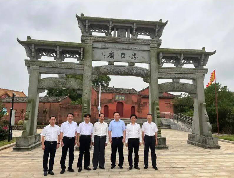 据说前常委吴官正回乡，恶意把故居改造成图书馆，炫耀自己数学和物理公式懂得比大大多 #我青年时代就读过 #量子力学讲义 #欧拉公式练习册据说前常委吴官正回乡，恶意把故居改造成图书馆，炫耀自己数学和物理公式懂得比大大多 #我青年时代就读过 #量子力学讲义 #欧拉公式练习册