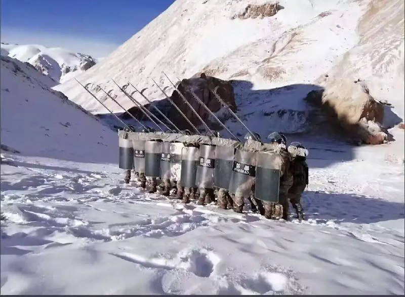 防爆训练，坚决镇压白纸！