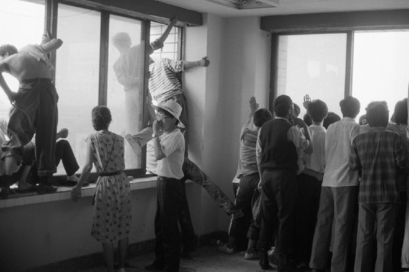 #辱华反华分子介绍380 成都1989反革命集团1989年春天，在成都市中心的天府广场，一些学生聚集在毛主席塑像前举行抗议活动