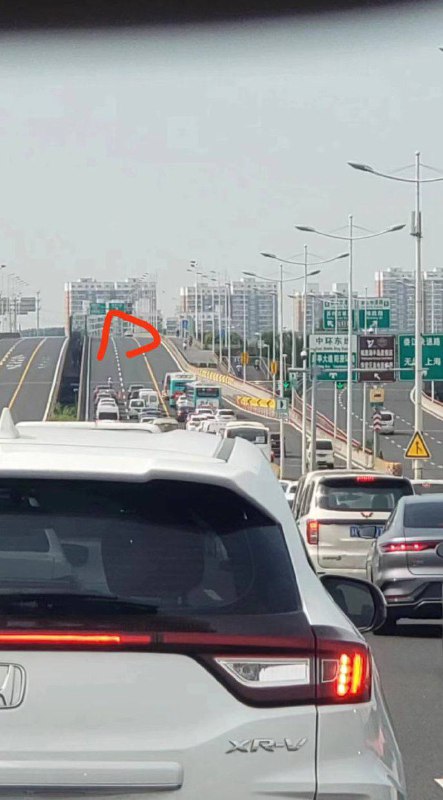 苏州昨天戒严吗？立交桥下每个桥墩坐着一个黑衣人立交桥上所有车辆被两百米外的一辆警车堵住下午有那么1小时 有部分路段人行道也被封锁，不让步行市民，电动车自行车通行投稿by