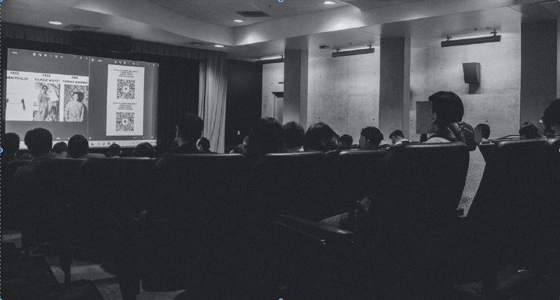 感谢大家来参加周末的两场《乌鲁木齐中路》放映会！感谢USC场地方和UCI民主墙，感谢社群小伙伴为USC场次观众购买的奶茶，感谢疫情口述历史项目「无声者言」(unmaskedchinaoralhistory.com)为UCI场次观众赠送的精美周边