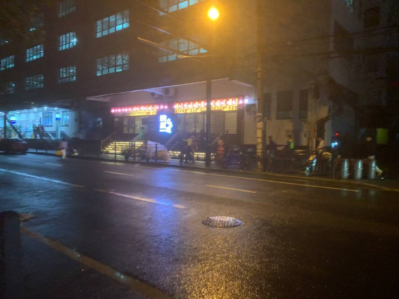 现场有人被带进公安局，警察带着几个人走#万圣节革命 #不给民主就搞怪现场有人被带进公安局，警察带着几个人走#万圣节革命 #不给民主就搞怪