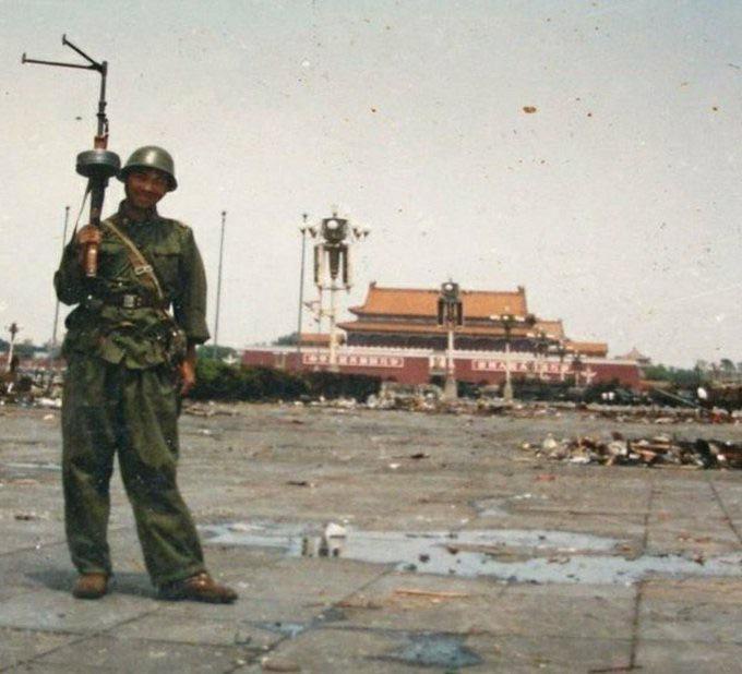 【勿忘国耻】1939年6月，一名日军在北京天安门前屠杀完抗议学生后，竟悠闲自在的拍照留念😡 source