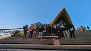 悉尼维尼同香港人在悉尼歌剧院齐唱願榮光歸香港悉尼维尼同香港人在悉尼歌剧院齐唱願榮光歸香港