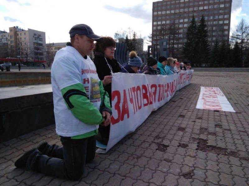 俄罗斯人买到烂尾楼，下跪维权