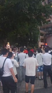 在重庆，即使人们聚众唱国歌也会被强行驱散😎 匿名投稿