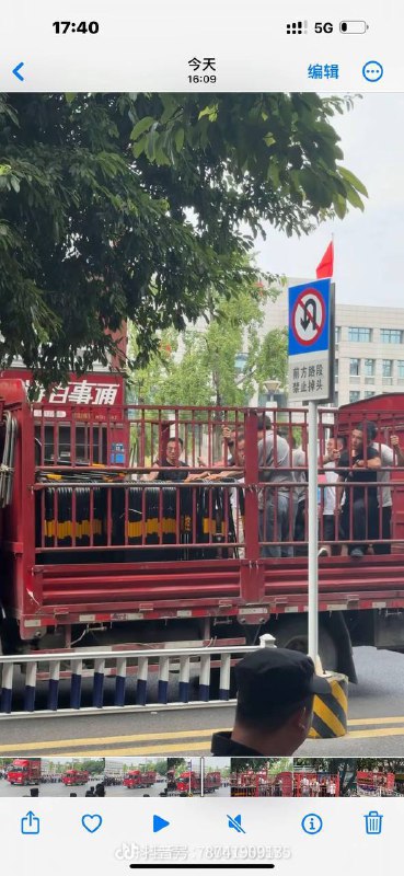 傻逼网评员说运猪车上有护栏，所以是运设置护栏的工人