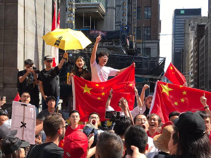 今天，约三百小战狼现身多伦多的撑香港反暴政集会撒野……撑香港的民众约有一千人双方口号和歌声此起彼伏场面暴烈几度发生冲突……战狼们一如既往唱着“我们冒着敌人的炮火前进前进前进进”撑香港的民众则以加拿大国歌回应后来居然有小战狼开着豪车到场捣乱被警方驱离……小战狼你们使劲表现吧……👤 来自
