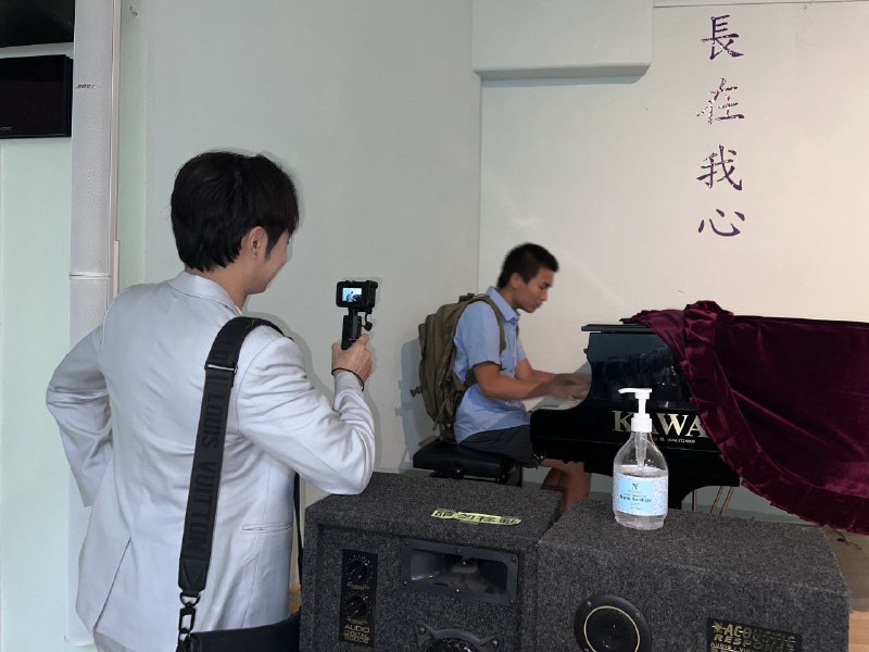 小英雄易碎君亲自与八炯（摄徒日记）面基小英雄易碎君亲自与八炯（摄徒日记）面基