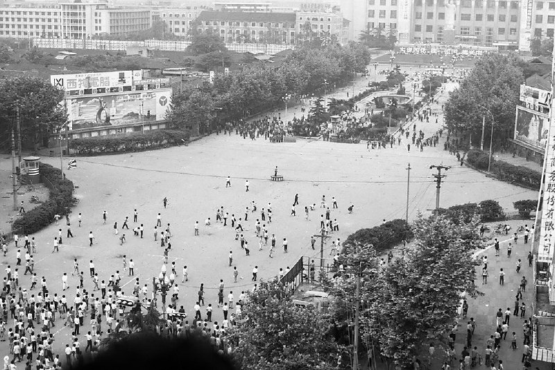 #辱华反华分子介绍380 成都1989反革命集团1989年春天，在成都市中心的天府广场，一些学生聚集在毛主席塑像前举行抗议活动