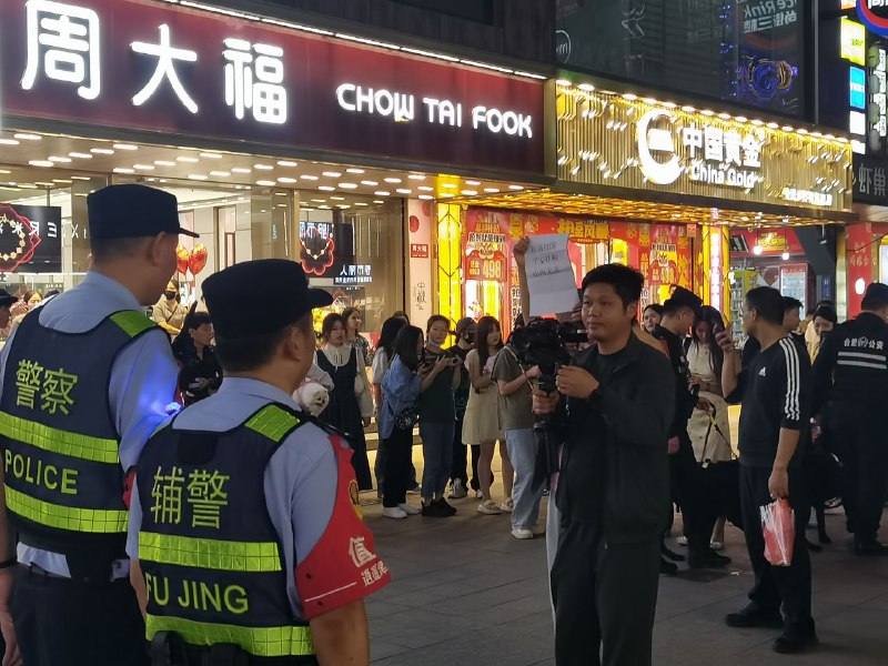 就这几个字都要提前准备小本本看着读出来By