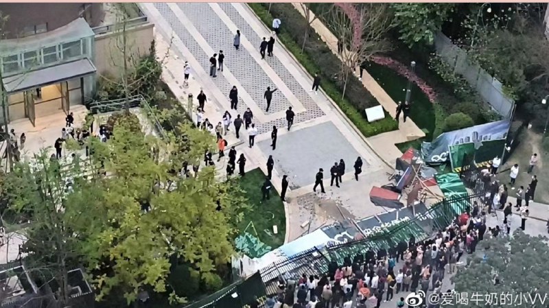 4月1日，成都成华区华侨城壹号发生大规模民众冲突