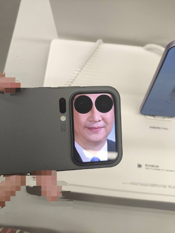 小米手机，大大在背后