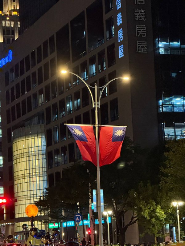 本台驻台北记者在信义路街头采访了一名国民党支持者