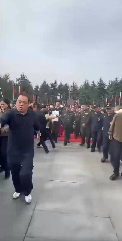 毛将军清明祭拜遭遇一妇入举白纸喊冤，被警卫瞬间压制清除毛将军十分从容，正眼都没看一下，真是有大将风范!😎 匿名投稿毛将军清明祭拜遭遇一妇入举白纸喊冤，被警卫瞬间压制清除毛将军十分从容，正眼都没看一下，真是有大将风范!😎 匿名投稿