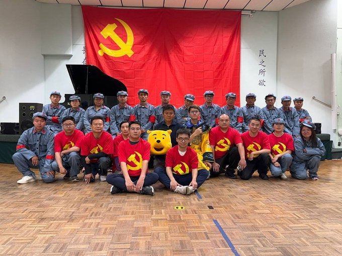 由南加州大学毕业生王涵担任导演，中国民主党洛杉矶执行长王中伟担任主演并负责财务、道具的中文电影《皇帝除三害》，于9月28日上午在南加州大洛杉矶台湾会馆举行了首映仪式