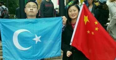 Niqased inu šen nan bi. Er Niqan hehju Dergi Turkistan kirumaq ilaħ. 中国人里也有好人, 这个中国女孩与东突厥斯坦旗站在一起