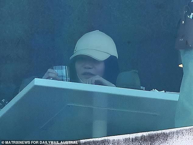 兄弟们是不是快把杨兰兰给忘了啊？快来看看最新的照片吧，澳洲记者拍到了她跟友人吃饭的时候摘口罩的样子