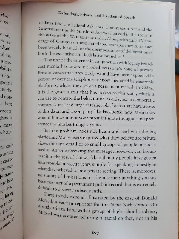 有读者反映在中国购买外文书Liberalism and Its Discontents有一段整段被贴纸遮盖原文（见图二）描述中国政府掌握民众隐私，但同时指出民主国家由互联网巨头掌握民众隐私By