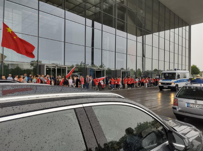 一名浙江网友跑到德国举牌拥护李强