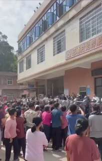 廣東 信宜 人民路上 打人民😎 匿名投稿廣東 信宜 人民路上 打人民😎 匿名投稿