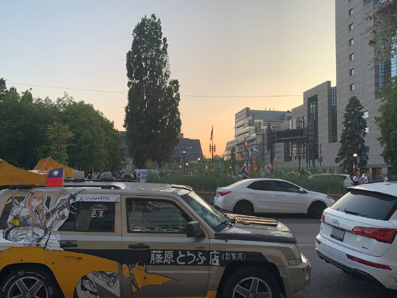 依旧是多伦多北约克广场，伊朗人的游行在呼吁击杀哈梅内衣👙 （十几天前的我线下64纪念活动也是在这个广场👤 来自