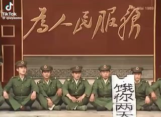 当年的64，学运的青年面对外国记者的提问👤 来自