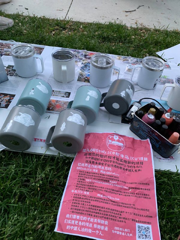 多伦多大学内的64纪念活动，我们在这个展位义卖指甲油涂的坦克人杯子，所有收入都会捐掉，方脸也在帮忙上色，今年反响很好卖出了一大半，欢迎明年继续光顾👀众筹反共，冲鸭👤 来自