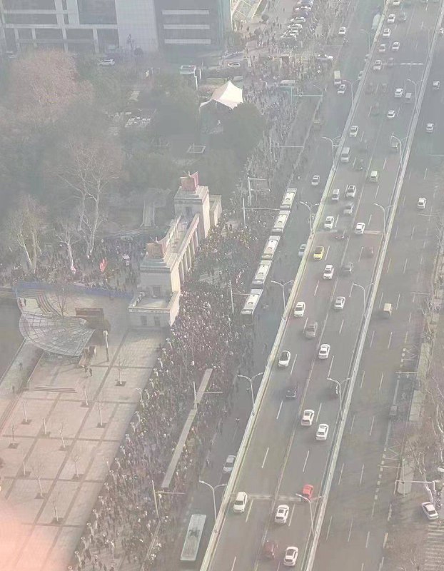 2月15日 湖北武汉轨道交通2号线 中山公园站已经不停了该站滞留乘客出站在检查手机老人🧓 维稳👮 拥挤聚集消息来源