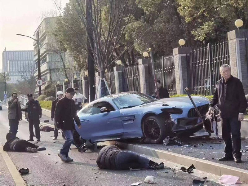 嘉兴荣军医院门口，女献忠开跑车撞了5人By