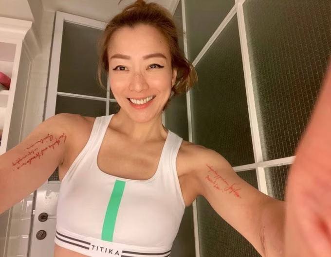 郑秀文左右手臂纹身惨遭猪肝台打马赛克By