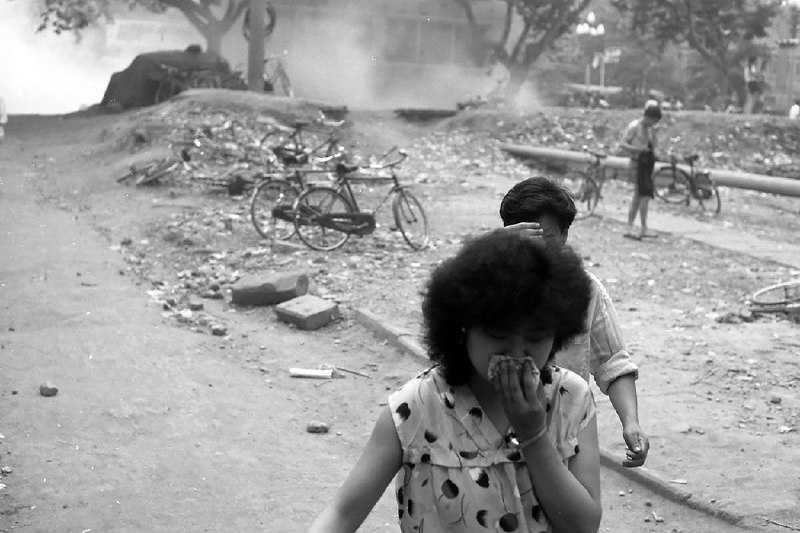 #辱华反华分子介绍380 成都1989反革命集团1989年春天，在成都市中心的天府广场，一些学生聚集在毛主席塑像前举行抗议活动