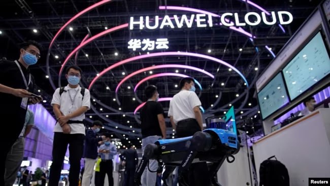 美商务部长认同华为云等公司对国安构成威胁 会考虑将其列入贸易黑名单美国商务部长吉娜·雷蒙多周三表示，华为云和阿里云等中国云计算公司可能对美国安全构成威胁，她将考虑将其列入贸易黑名单