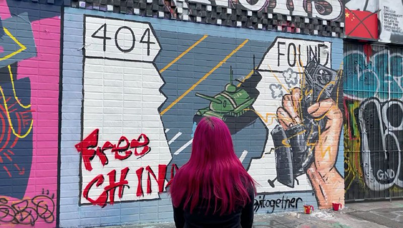 我们在洛杉矶Downtown做了个涂鸦！左边是香港社群朋友设计的图案，画的是未来香港的监控和侵犯自由；右边是中国社群朋友设计的图案，打破屏蔽与监控，重新发现坦克人
