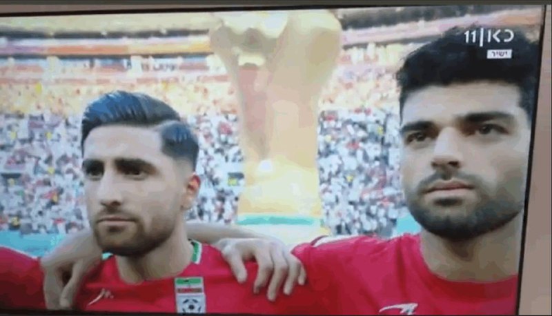 世界杯英格兰vs伊朗，伊朗球员集体拒绝唱国歌，台下许多伊朗球迷也都举牌为伊朗女性发声