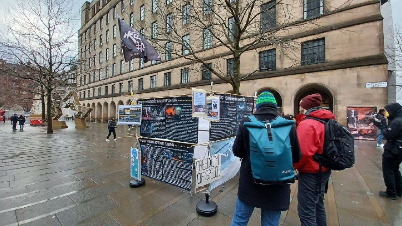 【1月9日 曼徹斯特守護新聞自由人鏈】本日（1月9日） 有港人自發發起曼徹斯特守護新聞自由人鏈，人鏈前有展覽向本地人講述香港近況，大約500人出席活動，最後一小時為人鏈部分