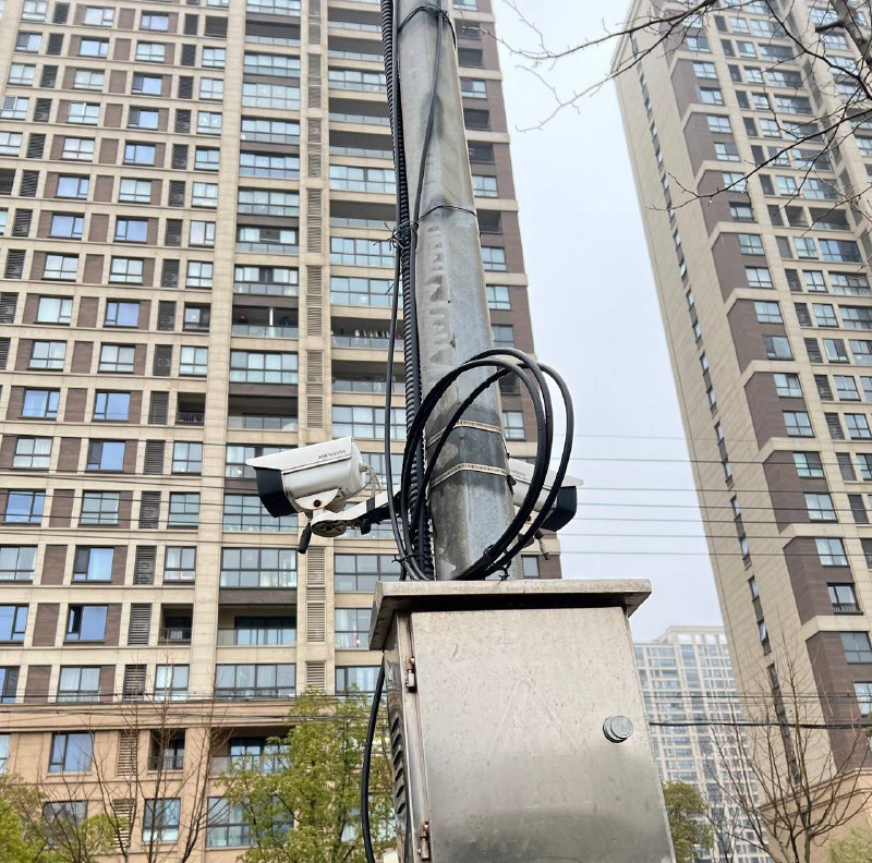 习近平倡导的平安中国，实质上是监控中国老百姓的大监狱，短短不到一公里的街道，遍布了摄像头监控和高压电网，监控民众无所不用其极