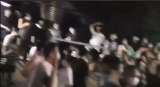 现在上海的“精准防疫”号称发现一个病例封一个小区，居民唱国歌抗议，国歌要成禁歌了