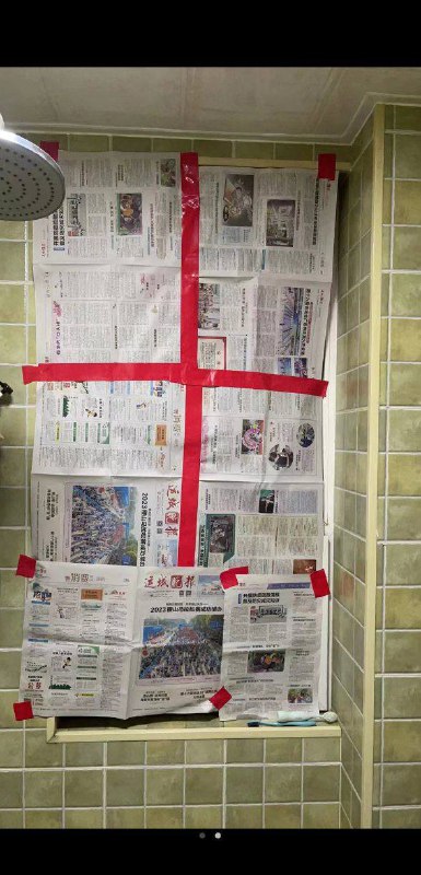 习皇出行，仪式感满满，5月15日，山西运城，据称为迎接国家主席习近平前往运城视察，当地有关部门组织将沿路两侧的窗户用纸封住