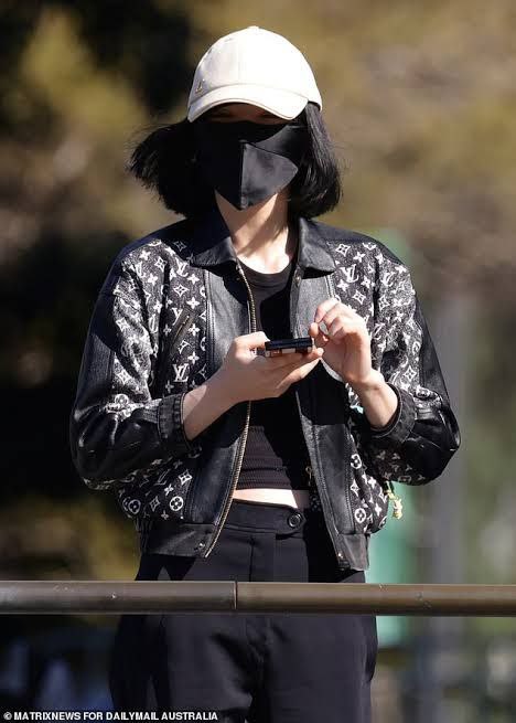 兄弟们是不是快把杨兰兰给忘了啊？快来看看最新的照片吧，澳洲记者拍到了她跟友人吃饭的时候摘口罩的样子