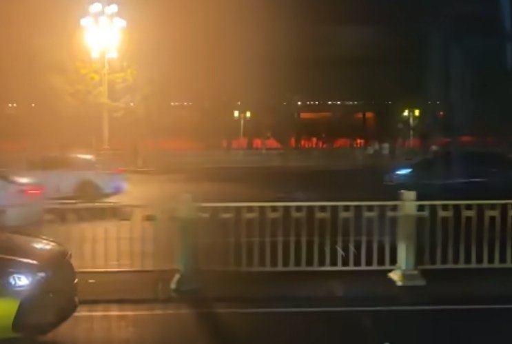 续 7月25号凌晨的旺旺哀悼活动还没来现场的不要来了，目前到现场支援的就十几个人，已经陆陆续续的有便衣开始进场了👤 来自