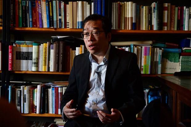 两会期间清华教师遭软禁中国全国“两会”期间，北京清华大学前教师吴强再度被校方民事起诉，并向其追讨人民币一百多万元“违约金”