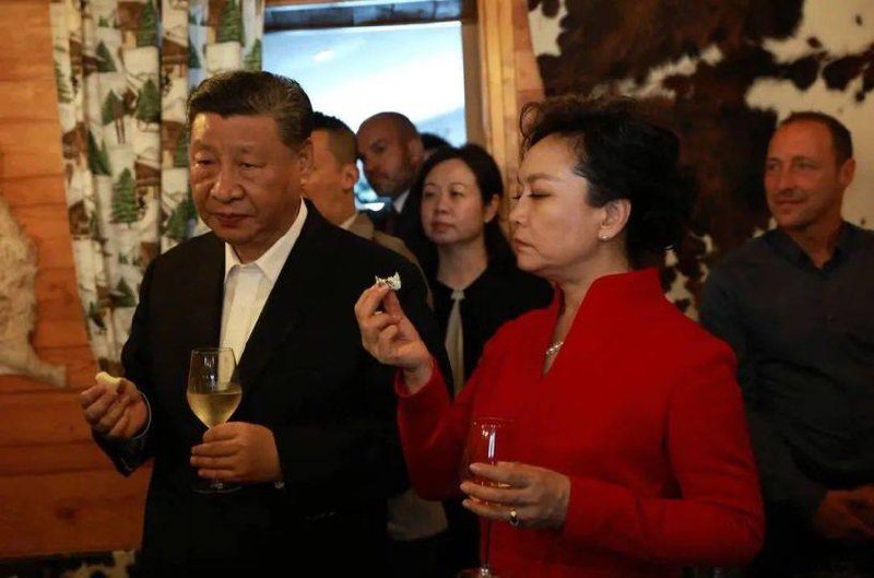 在中国领导人访问法国期间，法国总统用奶酪和葡萄酒盛情款待了习近平、彭丽媛夫妇