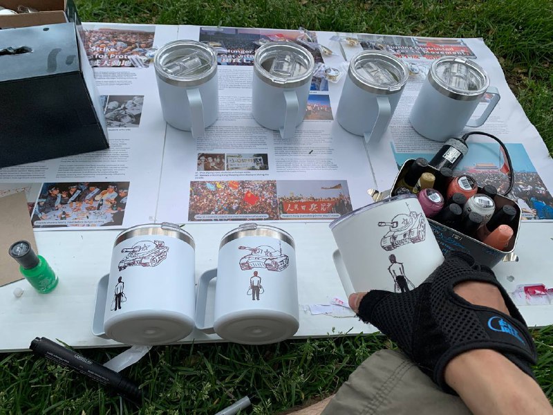 多伦多大学内的64纪念活动，我们在这个展位义卖指甲油涂的坦克人杯子，所有收入都会捐掉，方脸也在帮忙上色，今年反响很好卖出了一大半，欢迎明年继续光顾👀众筹反共，冲鸭👤 来自