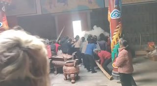 共产党政府帮助农民修缮寺庙👤 来自