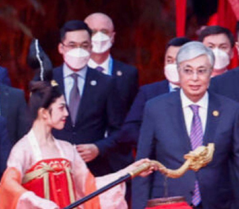 大大一边好酒好菜好宫女招待着哈萨克斯坦总统们，一边心里想着拜登马卡龙小土豆们