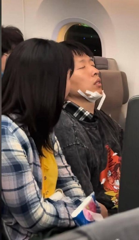 某中国小仙女飞机起飞时要上厕所大闹新加坡航班辱骂乘务人员砸厕所门逼停回国航班，起飞时间延误1小时26分钟，下飞机后被移交新加坡警察部队#呼叫吴京某中国小仙女飞机起飞时要上厕所大闹新加坡航班辱骂乘务人员砸厕所门逼停回国航班，起飞时间延误1小时26分钟，下飞机后被移交新加坡警察部队#呼叫吴京
