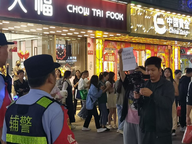 就这几个字都要提前准备小本本看着读出来By