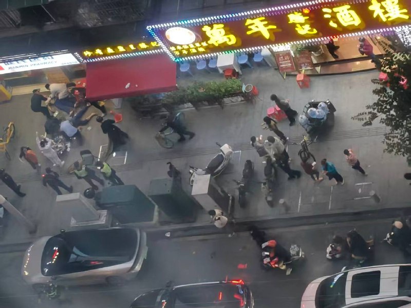 12月19日下午6点，广州市越秀区第16中学门口，有人持刀追砍多名学生，至少人2人受伤，1人倒地不起
